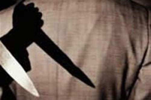 Namizədi boynundan bıçaqladılar