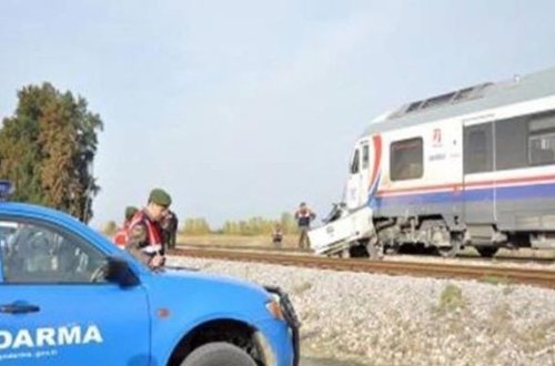 Türkiyədə qatarla mikroavtobus toqquşub