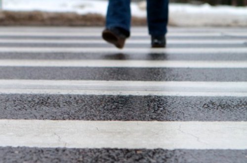 67 yaşlı qadını maşın vurdu