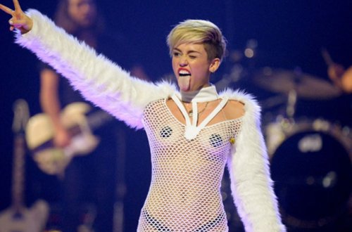 “Konsertimə hamı çılpaq gəlsin…”