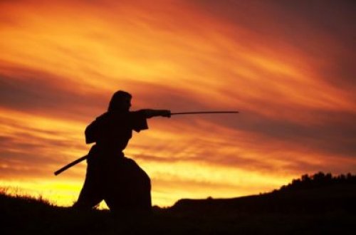 Samuray dedik, göydə uçan əşyanı böldü - insan deyil ki...