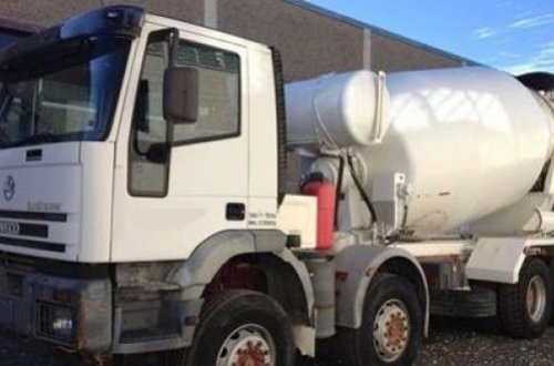 Betonqarışdıran maşın minik avtomobilinin üzərinə aşdı