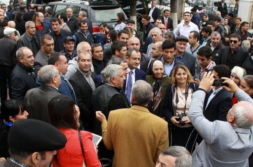 Adil Əliyevin seçicilərlə görüşləri davam edir