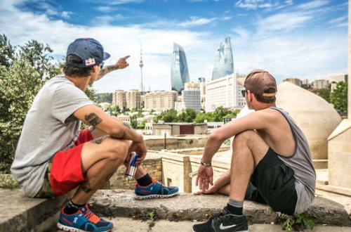 Bakı Televiziya Qülləsindən paraşütla atladılar