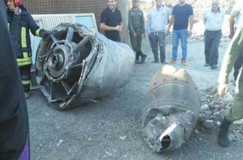 İranda təyyarənin mühərriki havada parçalandı