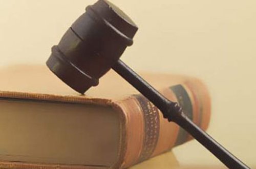 Barışmaq məqsədi ilə hamilə arvadını bıçaqlayan şəxs məhkəmədə