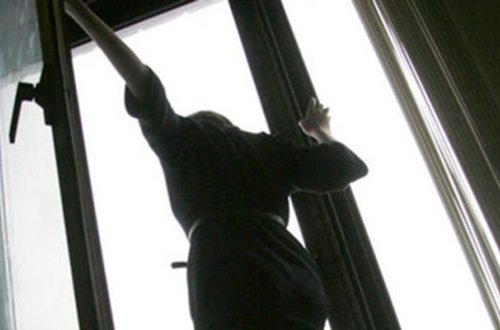 Qadın 10-cu mərtəbədən düşüb