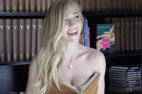 Tələbə qız kitabxanada soyundu, məşhurlaşdı