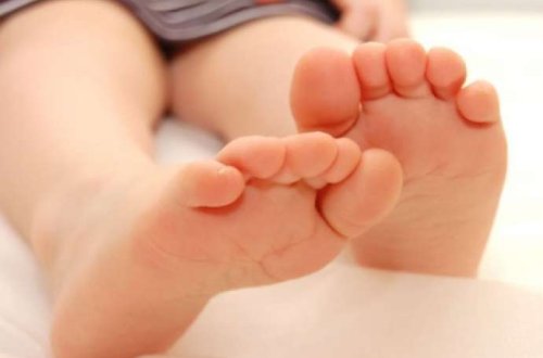 3 yaşlı qızın üstünə qaynar su töküldü