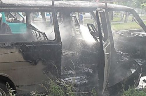 Şəkidə mikroavtobus yandı