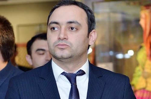 Adam tanınmış yazardı, amma cümləsindən cin hürkür