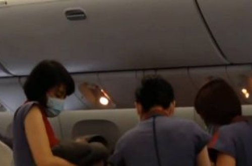 Uşağını təyyarədə dünyaya gətirdi