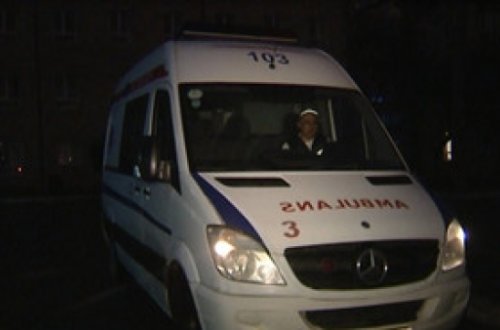 Yol kənarında maşın düzəldənləri maşın vurdu