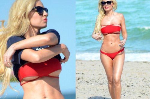 Sarışın gözəl çimərlikdə - FOTO