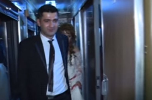 Rayon qeydiyyatlı bəy və gəlin Bakıya qatarla gəldilər