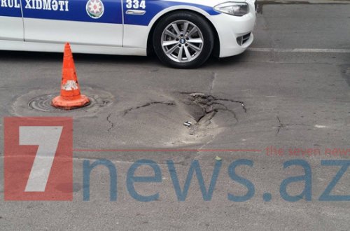 Binəqədidə avtomobil yolu çökdü