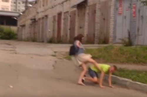 Gənc qız xəyanət edən sevgilisini küçə ortasında döydü