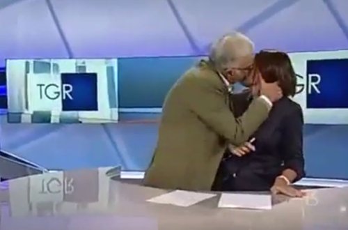 Canlı yayımda aparıcı qızla öpüşdü