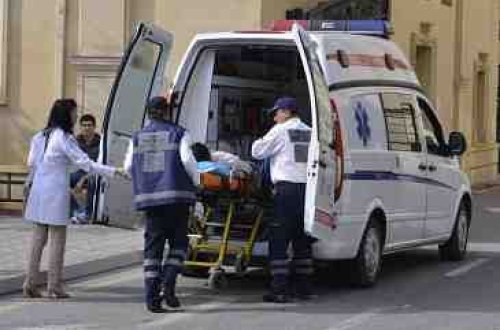 Alma dərərkən ağacdan yıxıldı