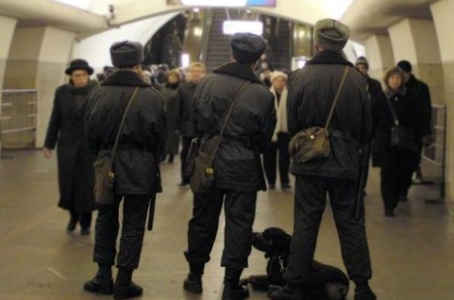 Moskva metrosunda polislər sərnişini çılpaq soyundurdular