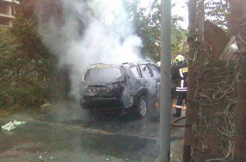 Bakıda maşın yanıb kül oldu