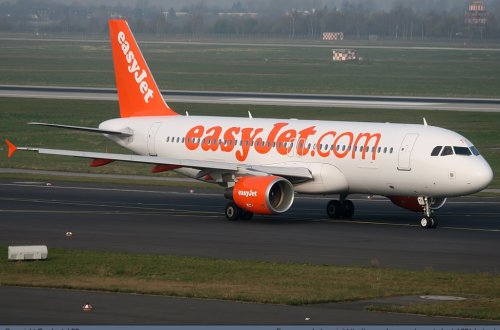 Pilotun huşunu itirməsi səbəbindən təyyarə məcburi eniş etdi