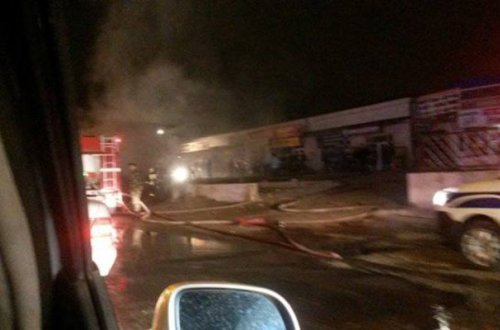 Bakıda maşın bazarı yandı