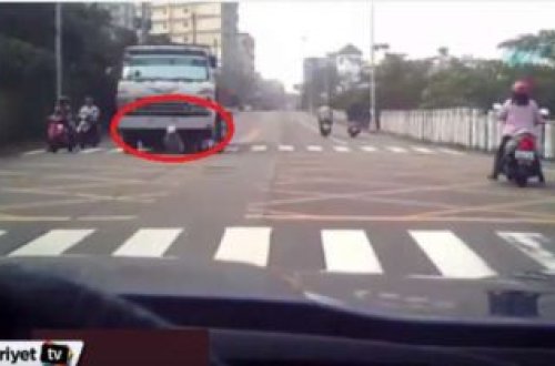 Motosikleti ilə yük avtomobilinin altında qaldı