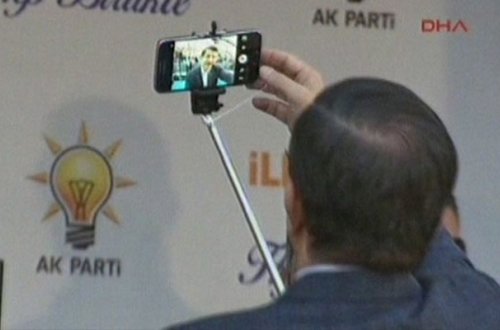 Davudoğlu mitinqdə selfie çəkdi