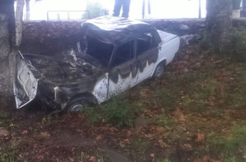 Avtomobil ağaca çırpılaraq yandı