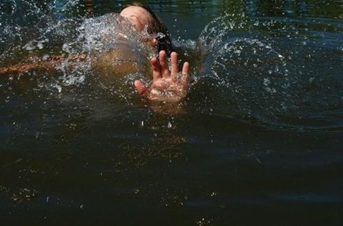 Azərbaycanda azyaşlı uşağı su apardı