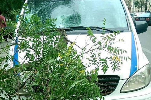 Bakıda təcili yardım maşını çətin duruma düşdü