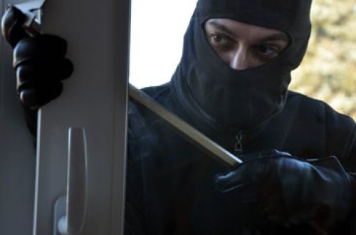 Zaqatalada mağazadan 13 min manat oğurlandı