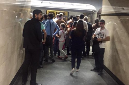 Bakı metrosunda qatar dayandı