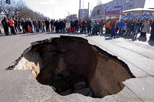 Avtomobillər hərəkətdə olan vaxt yol çökdü