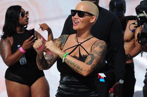 Məşğur müğənni fahişələrin yürüşünə qatıldı