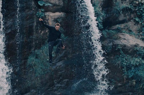 Məşhur müğənni 15 metr yüksəklikdən tullandı