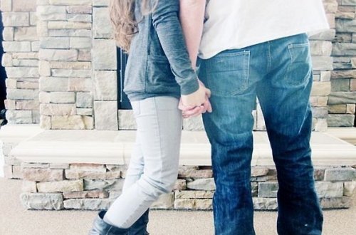 Bakıda sevgilisi ilə gəzən qızın başına daş düşdü