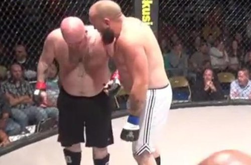 Şok kadrlar: döyüşçü rinqdə tumanını batırdı