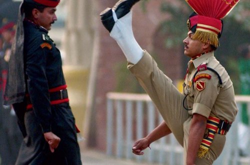 Dünyanın ən gülməli hərbi formaları