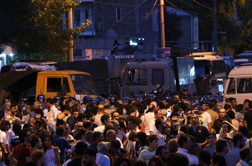 İrəvanda jurnalistlər döyüldülər