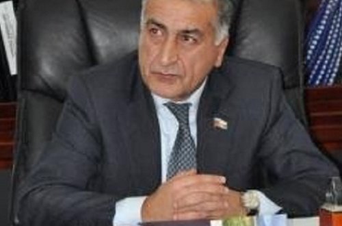 Seçicisinin özünü döydürüb, anasını söydürən deputat