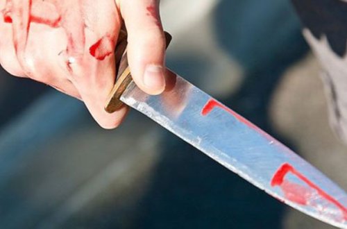 Gəlinin əmisi qayınatanı bıçaqladı, qayınananı döydü