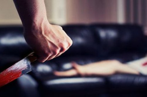 Ər və arvadı döyərək bıçaqladı