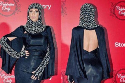 Futbolçunun xanımı başını bağladı, kürəyini açdı