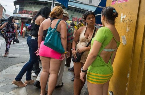 Özbəkistanda fahişələri pambıq yığmağa məcbur etdilər