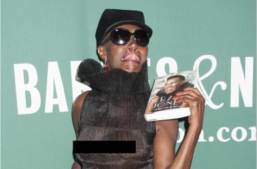 67 yaşlı müğənni sinəsini göstərdi