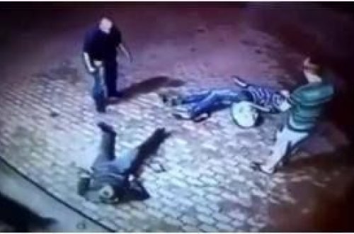 İki sərxoş gənc küçədə yaşlı şəxsi döymək istədi - Ancaq bir zərbəylə yerə sərildilər