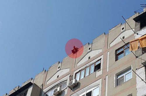 Bakıda kişi özünü binadan atmaq istədi