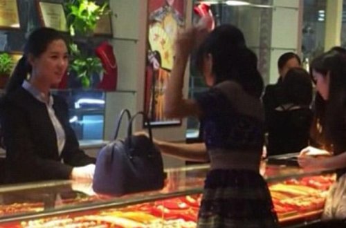 Ticarət mərkəzində biabırçılıq: pulu satıcının üzünə çırpdı